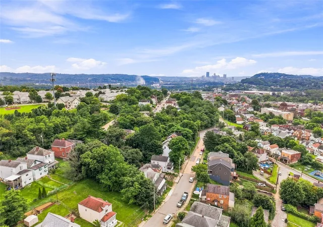 Photo 3 of Single family home for sale at 330 Woodward Ave, Mc Kees Rocks, PA 15136 | MLS# 1772649 | Listing updated on 2026-09-19