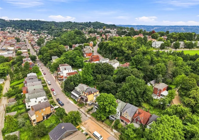 Photo 4 of Single family home for sale at 330 Woodward Ave, Mc Kees Rocks, PA 15136 | MLS# 1772649 | Listing updated on 2026-09-19