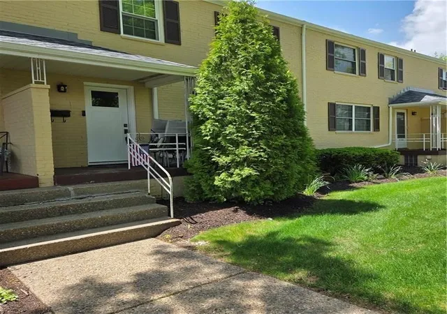 Photo 2 of Condo for sale at 102 Raleigh Ct, Ross Twp, PA 15237 | MLS# 1773083 | Listing updated on 2026-09-12