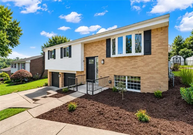 Photo 2 of Single family home for sale at 3027 Pitchfork Dr, Kennedy Twp, PA 15136 | MLS# 1773043 | Listing updated on 2026-09-14