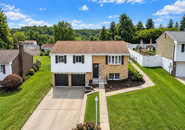 Photo 3 of Single family home for sale at 3027 Pitchfork Dr, Kennedy Twp, PA 15136 | MLS# 1773043 | Listing updated on 2026-09-14