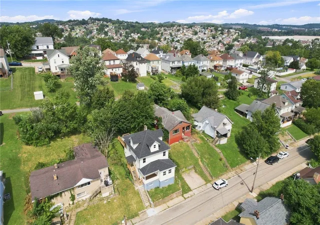 Photo 3 of House for sale at 221 Vine St, Canonsburg, PA 15317 | MLS# 1772881 | Listing updated on 2026-09-08