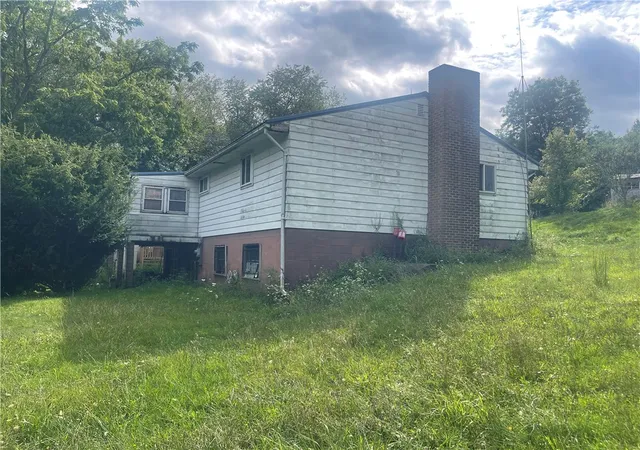 Photo 3 of Single family home for sale at 623 W Sunbury Rd, West Sunbury, PA 16061 | MLS# 1773119 | Listing updated on 2026-10-21