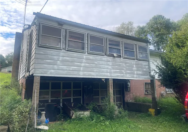 Photo 4 of Single family home for sale at 623 W Sunbury Rd, West Sunbury, PA 16061 | MLS# 1773119 | Listing updated on 2026-10-21