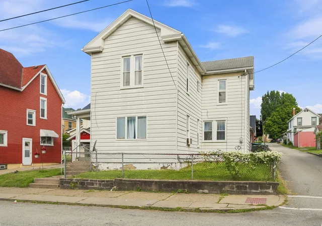 Photo 2 of Single family home for sale at 321 E 9th Avenue, Tarentum, PA 15084 | MLS# 1773133 | Listing updated on 2026-09-05