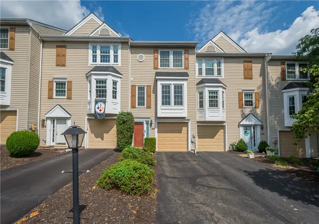 Townhouse for sale at 130 Westbrooke Ln, Findlay Twp, PA 15108 | MLS# 1772957