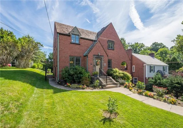 Photo 3 of Single family home for sale at 511 Longridge Dr, Mt Lebanon, PA 15243 | MLS# 1772901 | Listing updated on 2026-09-21