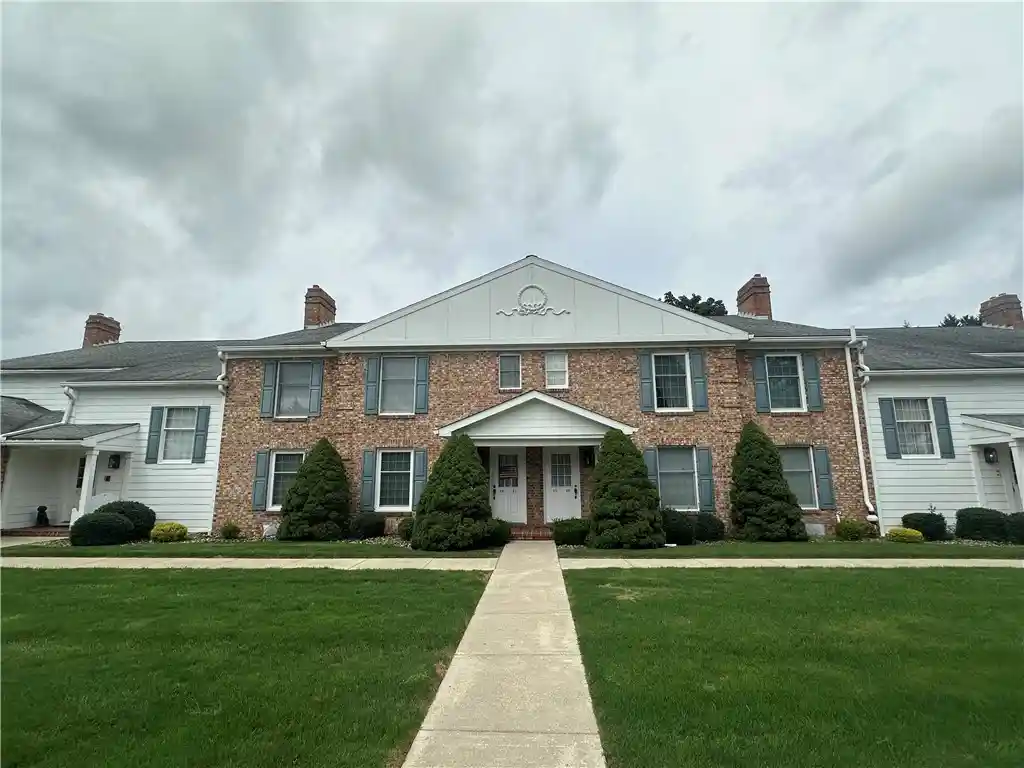 Listing Photo 1 - Condo for sale in 286 Windsor Ridge located at 286 Windsor Ridge, New Castle, PA 16105 - Unit #26