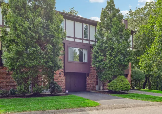 Photo 3 of Condo for sale at 330 Woodbridge Dr, Ross Twp, PA 15237 | MLS# 1773194 | Listing updated on 2026-09-20