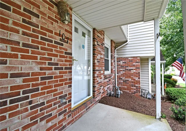 Photo 2 of Townhouse for sale at 107 Old Village Ln, Bethel Park, PA 15102 | MLS# 1773210 | Listing updated on 2026-09-16