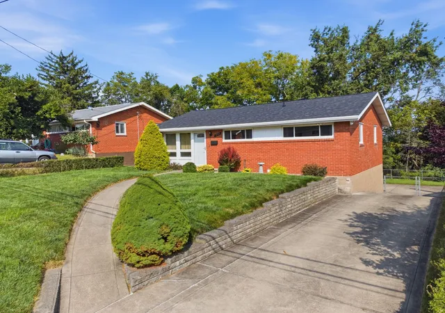 Photo 2 of Single family home for sale at 237 Woodridge Dr, Green Tree, PA 15106 | MLS# 1773232 | Listing updated on 2026-09-09