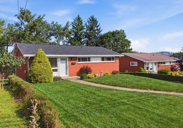 Photo 3 of Single family home for sale at 237 Woodridge Dr, Green Tree, PA 15106 | MLS# 1773232 | Listing updated on 2026-09-09