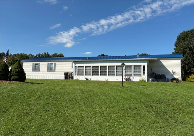 Photo 2 of Manufactured home for sale at 1566 Lee Ln, Grove City Boro, PA 16127 | MLS# 1773240 | Listing updated on 2026-09-19