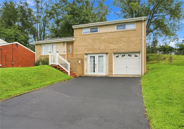 Photo 3 of Single family home for sale at 606 Winterberry Rd, Monroeville, PA 15146 | MLS# 1772923 | Listing updated on 2026-09-14