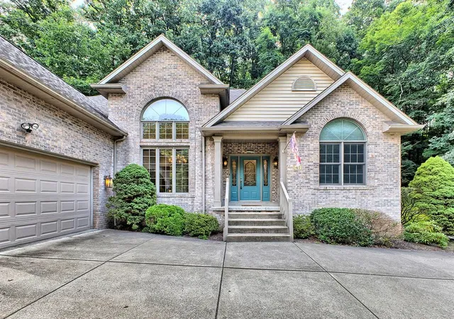 Photo 3 of Single family home for sale at 41 Brookdale Dr, Hempfield Twp, PA 15601 | MLS# 1773309 | Listing updated on 2026-09-12