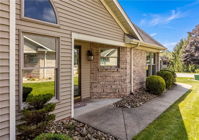 Photo 3 of Condo for sale at 702 Hunt Clb Dr, Hempfield Twp, PA 15601 | MLS# 1773332 | Listing updated on 2026-09-12