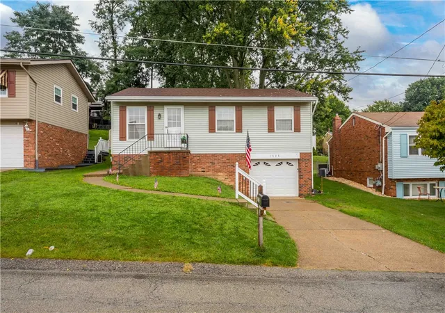 Photo 2 of Single family home for sale at 1525 Leona Ave, South Park, PA 15129 | MLS# 1773054 | Listing updated on 2026-09-10
