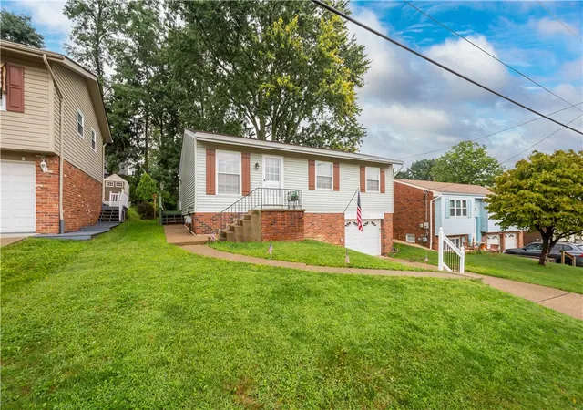 Photo 3 of Single family home for sale at 1525 Leona Ave, South Park, PA 15129 | MLS# 1773054 | Listing updated on 2026-09-10
