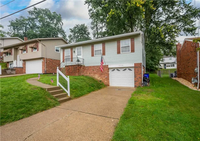 Photo 3 of Single family home for sale at 1525 Leona Ave, South Park, PA 15129 | MLS# 1773054 | Listing updated on 2026-09-10