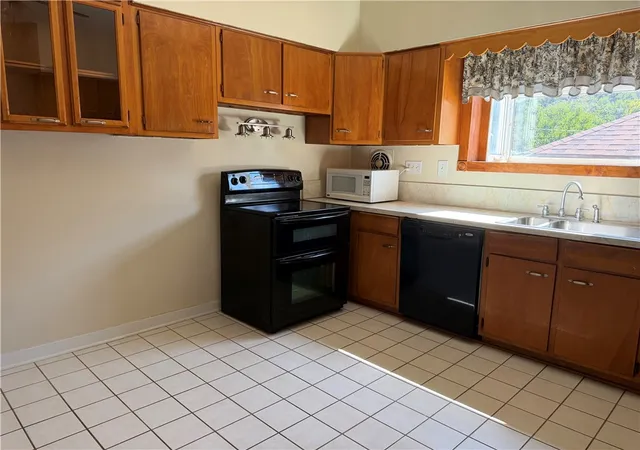 Photo 4 of Single family home for sale at 106 Cottrell Ave, Jeannette, PA 15644 | MLS# 1773370 | Listing updated on 2026-09-12