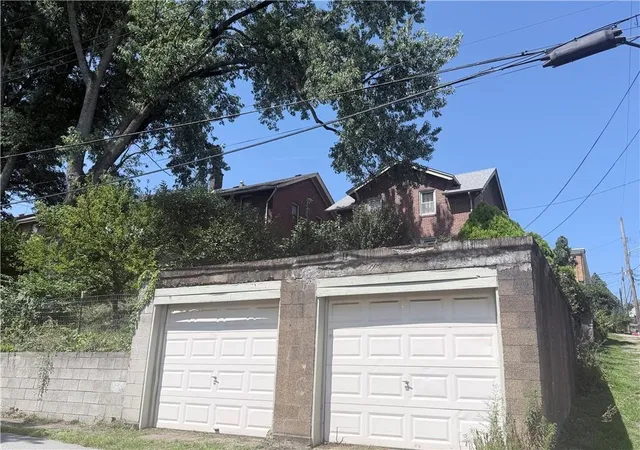 Photo 3 of Single family home for sale at 550 Maple St, E Pittsburgh, PA 15112 | MLS# 1773389 | Listing updated on 2026-10-21