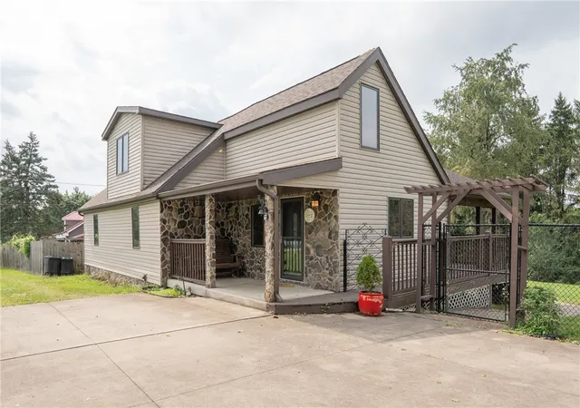 Photo 3 of Single family home for sale at 426 Dick Sta Rd, Sewickley Twp, PA 15642 | MLS# 1773320 | Listing updated on 2026-09-14
