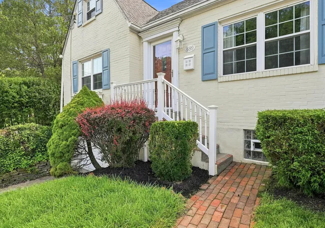 Photo 2 of Sale Pending at 699 Crystal Dr, Mt Lebanon, PA 15228 | MLS# 1773413 | Listing updated on 2026-09-15