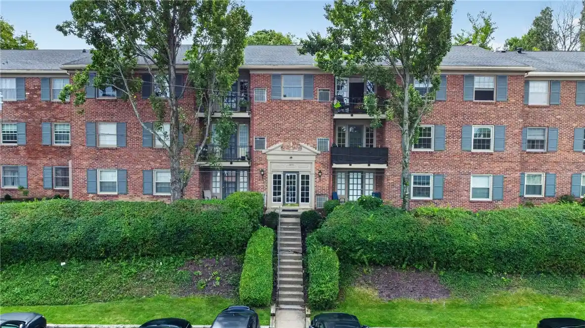 Listing Photo 1 - Condo for sale in 1070 Chatham Park Dr located at 1070 Chatham Park Dr, Pittsburgh, PA 15216 - Unit 1070 Chatham Park Dr