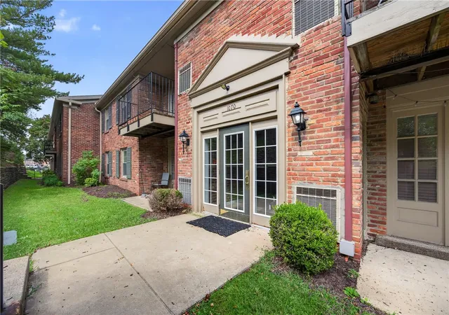 Listing Photo 4 - Condo for sale in building located at 1070 Chatham Park Dr, Pittsburgh, PA 15216 - Unit #C