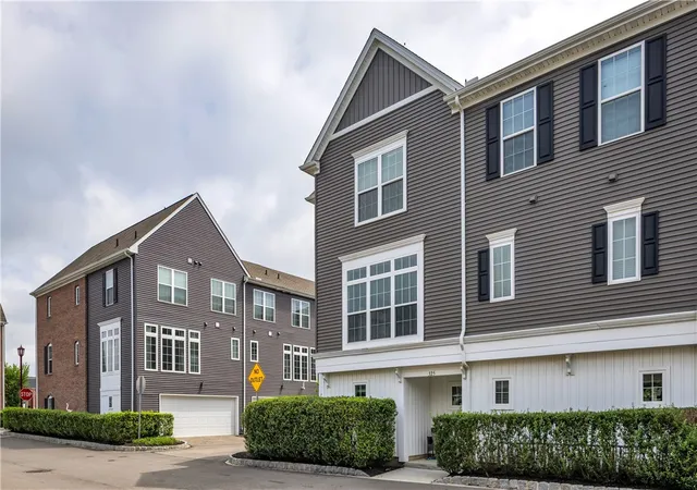 Photo 4 of Townhouse for sale at 325 Parade St, Cranberry Twp, PA 16066 | MLS# 1773495 | Listing updated on 2026-10-02