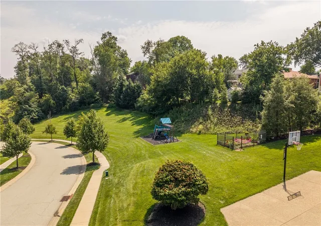 Photo 3 of Single family home for sale at 699 Country Clb Dr, Mt Lebanon, PA 15228 | MLS# 1773521 | Listing updated on 2026-09-09