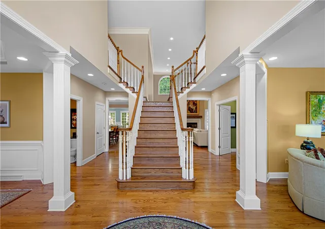 Photo 4 of Single family home for sale at 699 Country Clb Dr, Mt Lebanon, PA 15228 | MLS# 1773521 | Listing updated on 2026-09-09