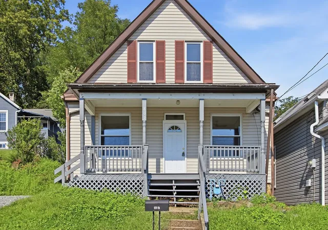 Photo 3 of Single family home for sale at 807 Maple Dr, White Oak, PA 15131 | MLS# 1773475 | Listing updated on 2026-09-09