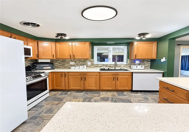 Photo 3 of Single family home for sale at 270 Castle Dr, West Mifflin, PA 15122 | MLS# 1773430 | Listing updated on 2026-09-10