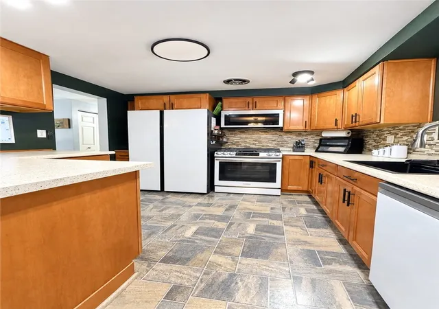 Photo 4 of Single family home for sale at 270 Castle Dr, West Mifflin, PA 15122 | MLS# 1773430 | Listing updated on 2026-09-10