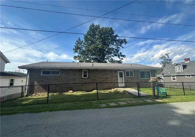 Photo 2 of Single family home for sale at 712 S 2nd Avenue, Elizabeth Twp/boro, PA 15037 | MLS# 1773554 | Listing updated on 2026-09-14