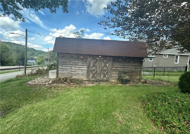 Photo 3 of Single family home for sale at 712 S 2nd Avenue, Elizabeth Twp/boro, PA 15037 | MLS# 1773554 | Listing updated on 2026-09-14