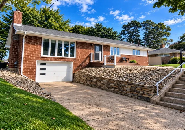 Photo 2 of Single family home for sale at 6 Greenview Dr, Robinson Twp, PA 15136 | MLS# 1773553 | Listing updated on 2026-09-12