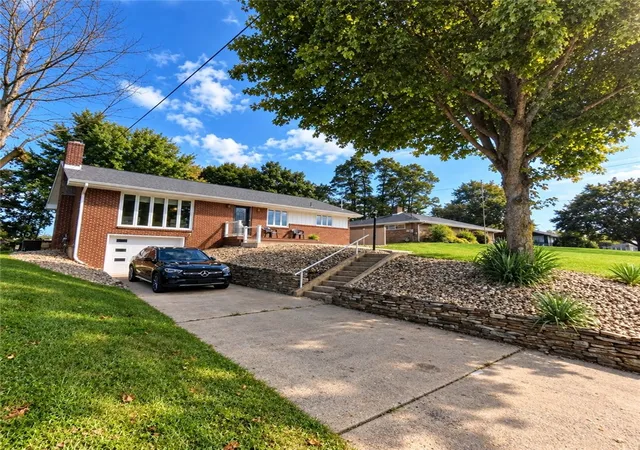 Photo 3 of Single family home for sale at 6 Greenview Dr, Robinson Twp, PA 15136 | MLS# 1773553 | Listing updated on 2026-09-12