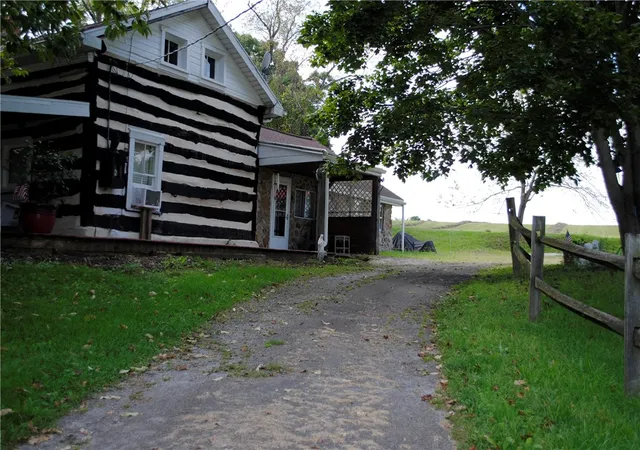 Photo 2 of Single family home for sale at 841 Pizza Barn Rd, Derry Twp, PA 15717 | MLS# 1773562 | Listing updated on 2026-09-11