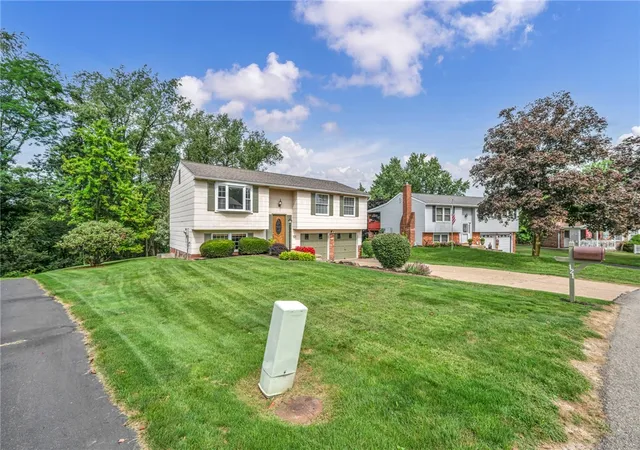 Photo 3 of Single family home for sale at 121 Pinehurst Dr, Freedom, PA 15042 | MLS# 1773565 | Listing updated on 2026-09-21