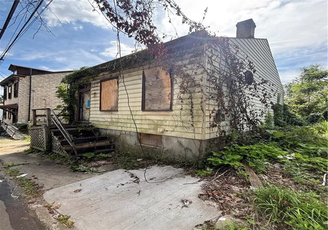 Photo 3 of Single family home for sale at 921 S Side Ave, Spring Hill, PA 15212 | MLS# 1773654 | Listing updated on 2026-09-09