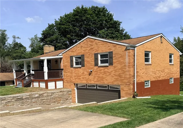 Photo 3 of Single family home for sale at 707 Riehl Dr, Castle Shannon, PA 15234 | MLS# 1773668 | Listing updated on 2026-10-21