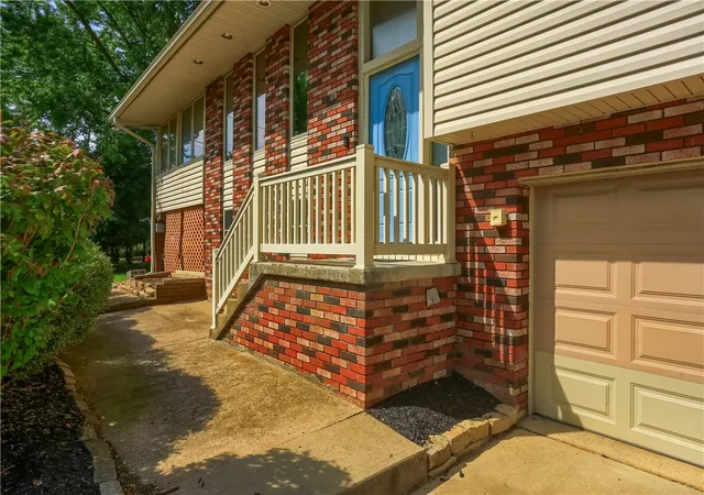 Photo 2 of Single family home for sale at 303 Vandivort Dr, Cranberry Twp, PA 16066 | MLS# 1773444 | Listing updated on 2026-09-13