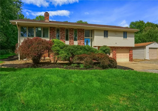 Photo 3 of Single family home for sale at 303 Vandivort Dr, Cranberry Twp, PA 16066 | MLS# 1773444 | Listing updated on 2026-09-13