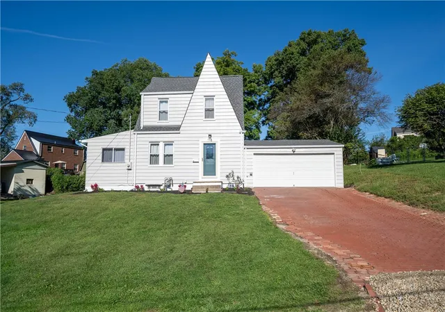 Photo 4 of Single family home for sale at 118 Clinton Ave, Lower Burrell, PA 15068 | MLS# 1773362 | Listing updated on 2026-09-16