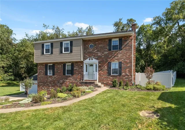 Photo 3 of Single family home for sale at 224 Lakeside Dr, Robinson Twp, PA 15136 | MLS# 1773600 | Listing updated on 2026-09-16