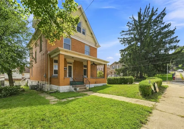 Photo 3 of Single family home for sale at 721 Maple St, Coraopolis, PA 15108 | MLS# 1773424 | Listing updated on 2026-09-09