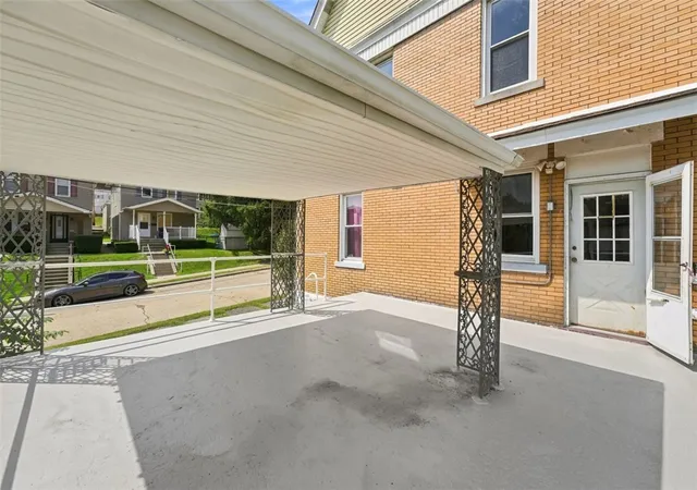 Photo 3 of Single family home for sale at 721 Maple St, Coraopolis, PA 15108 | MLS# 1773424 | Listing updated on 2026-09-09