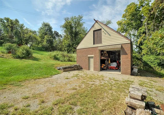 Photo 2 of Single family home for sale at 105 Dickey Dr, Peters Twp, PA 15317 | MLS# 1773811 | Listing updated on 2026-10-07